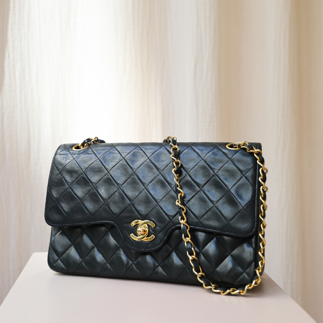 CHANEL - 25 TIMELESS WITH A TWIST