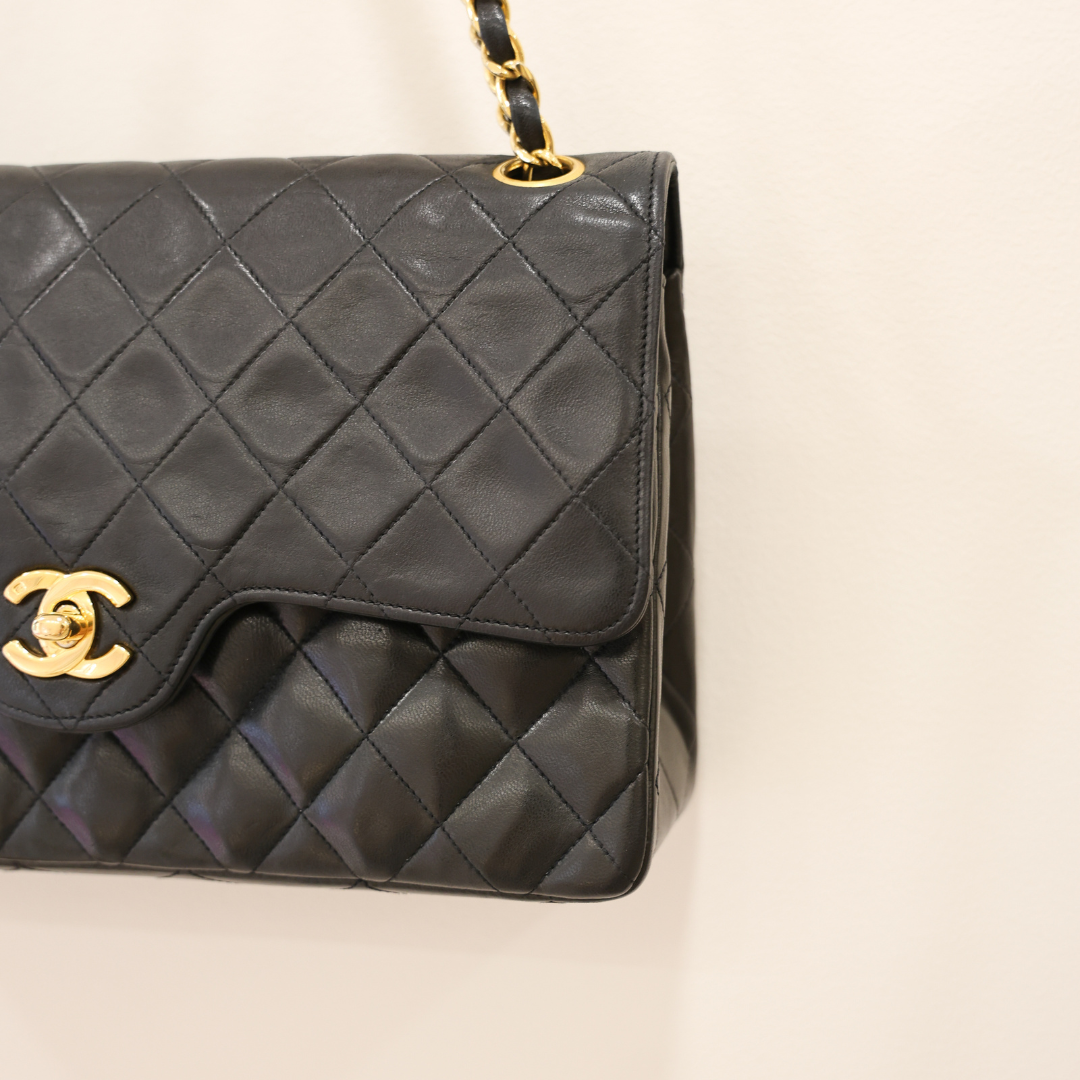 CHANEL - 25 TIMELESS WITH A TWIST