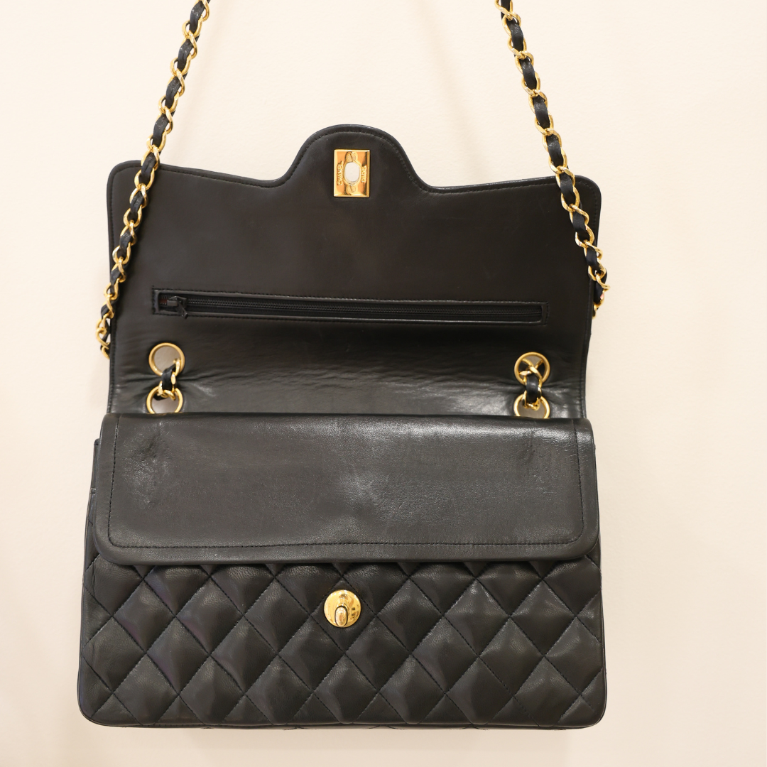 CHANEL - 25 TIMELESS WITH A TWIST