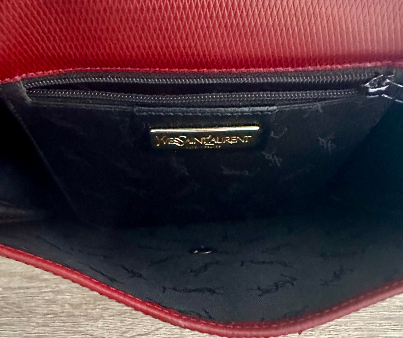 YVES SAINT LAURENT - Red chic