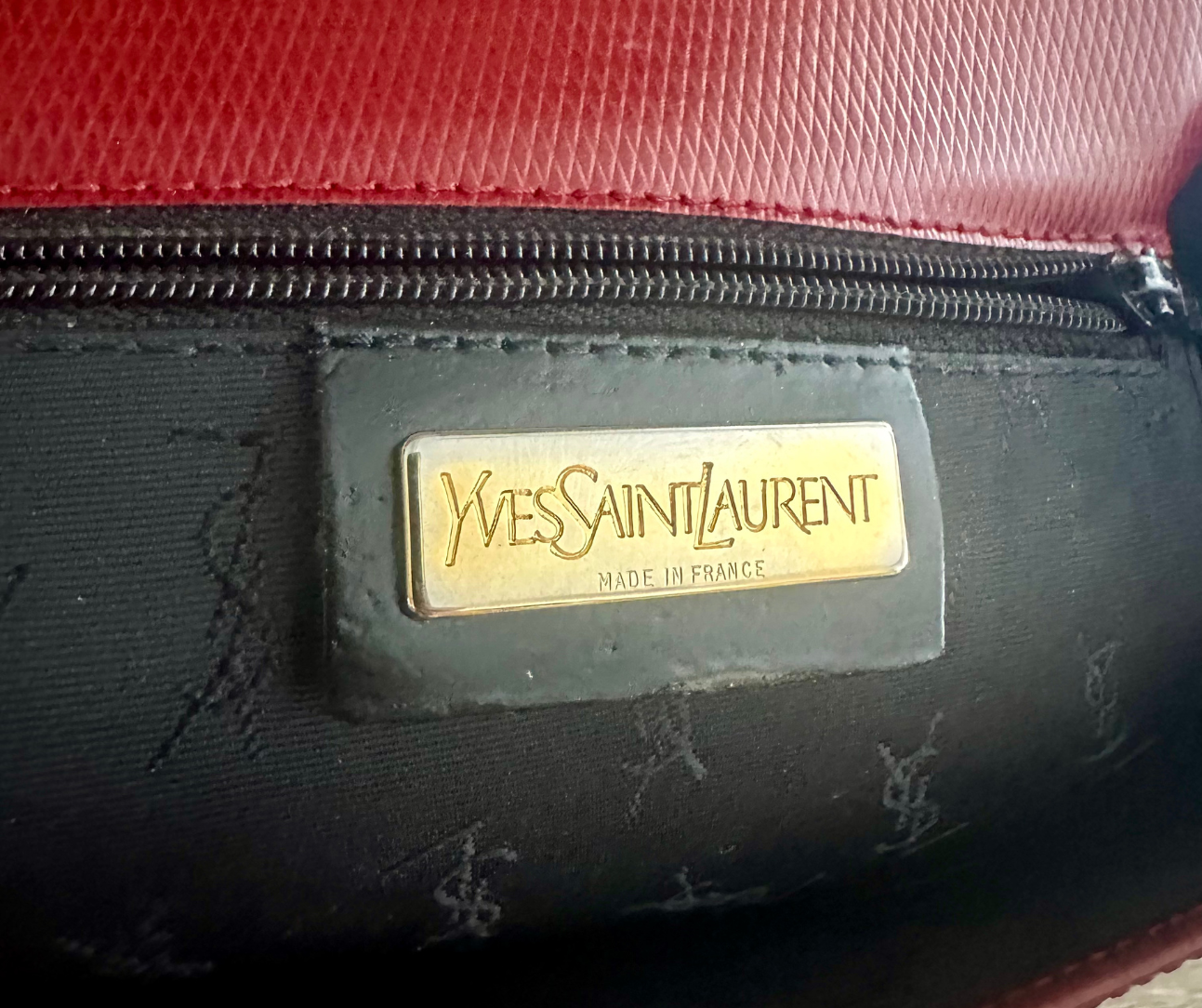YVES SAINT LAURENT - Red chic