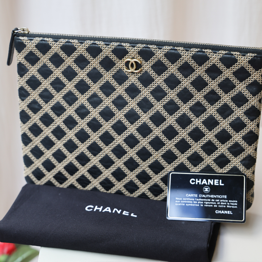 CHANEL - Pochette coutures croisées
