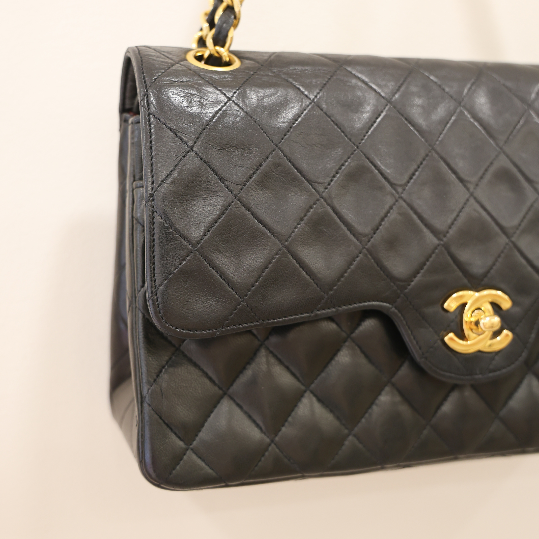 CHANEL - 25 TIMELESS WITH A TWIST