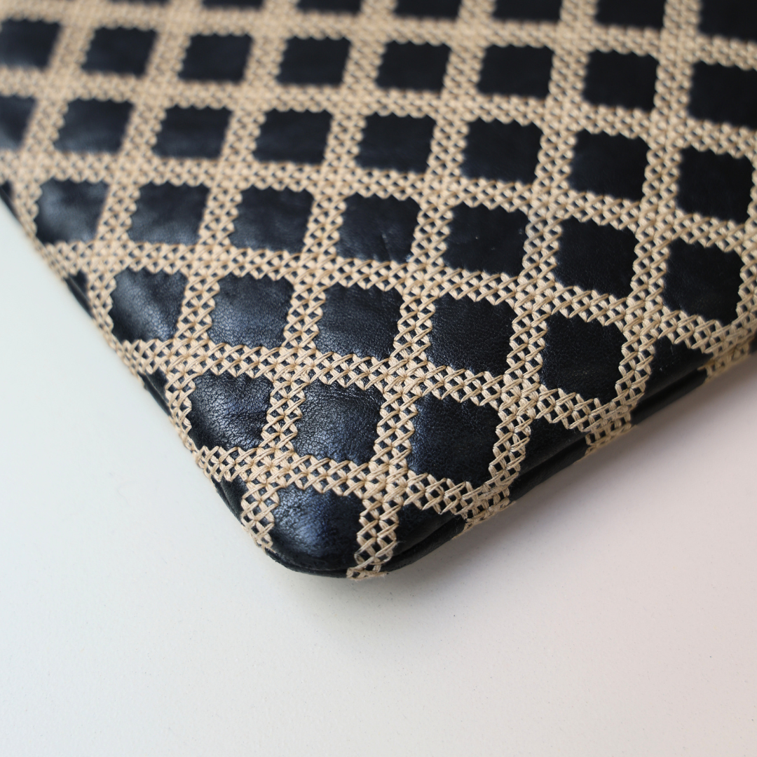 CHANEL - Pochette coutures croisées