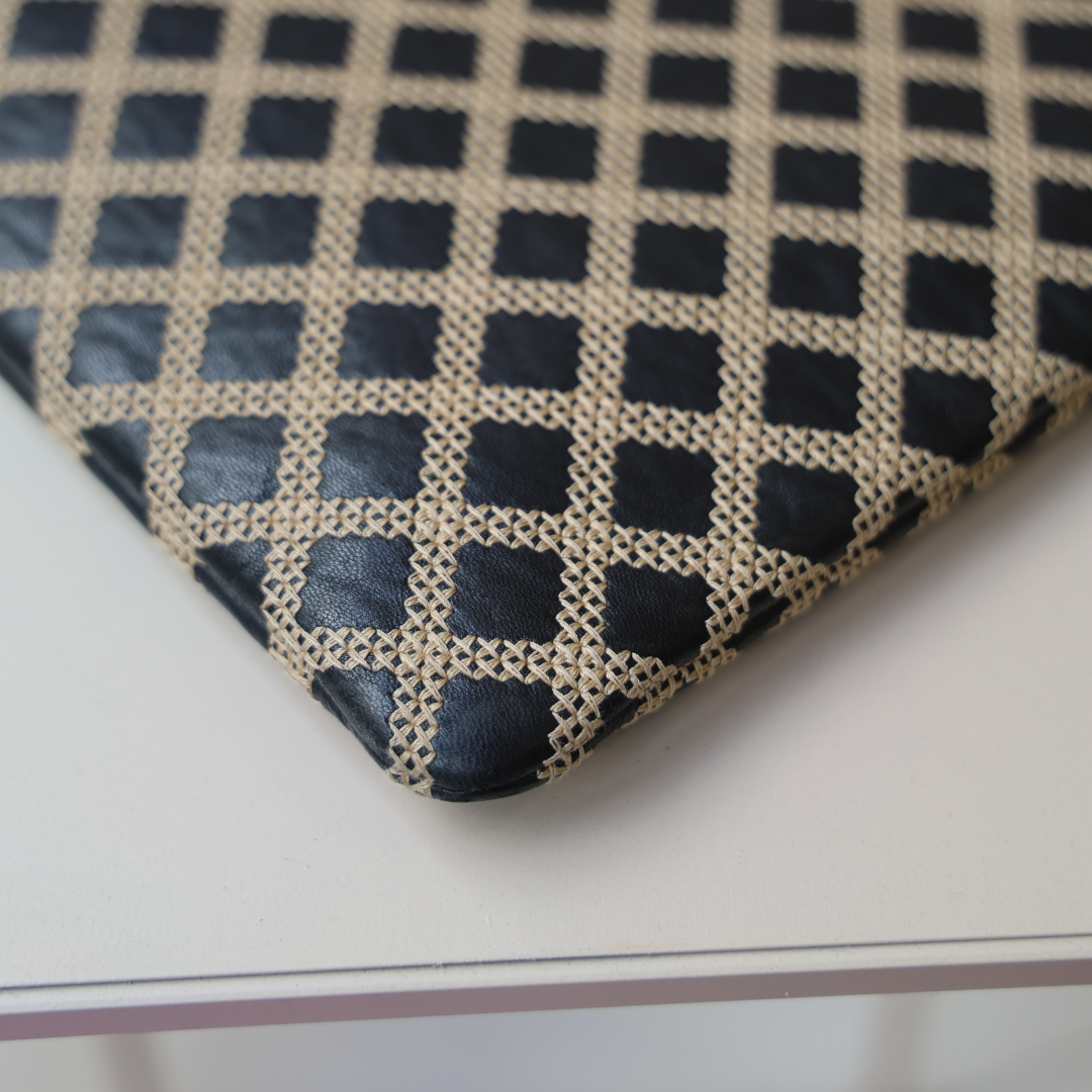 CHANEL - Pochette coutures croisées