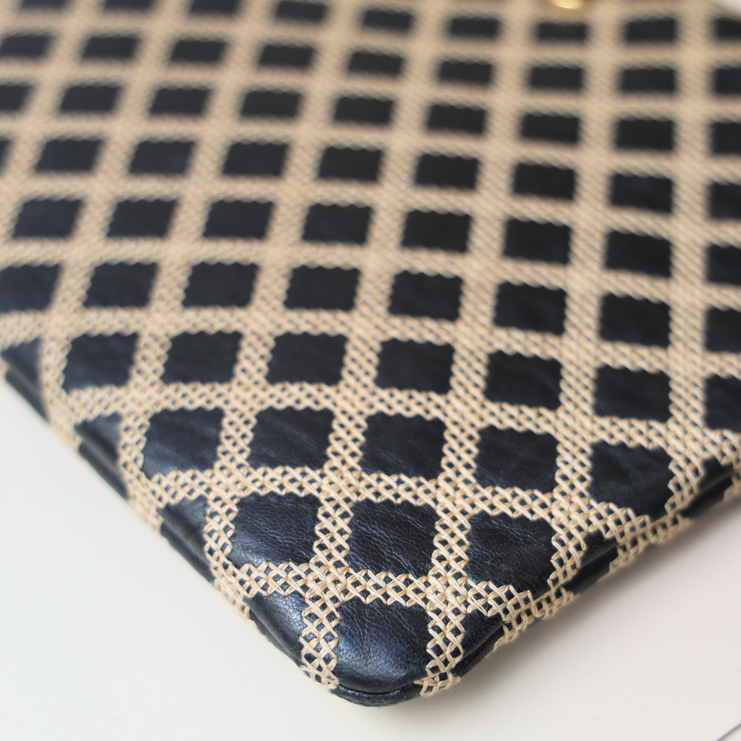 CHANEL - Pochette coutures croisées