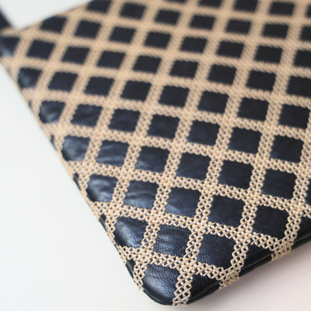 CHANEL - Pochette coutures croisées