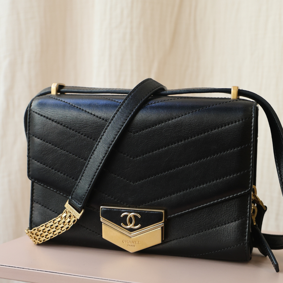 CHANEL - Noir & Bandoulière Bijou