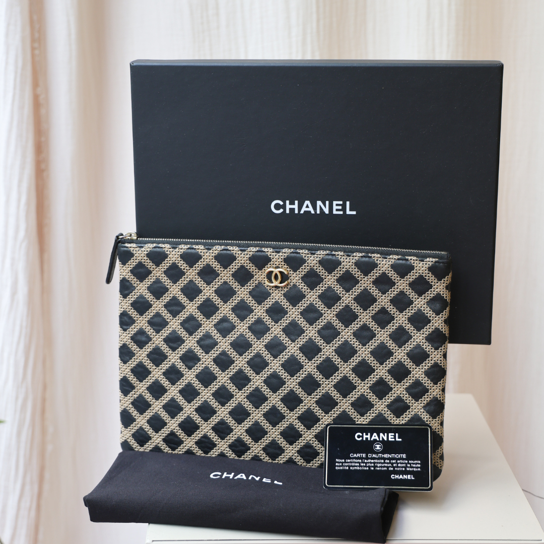 CHANEL - Pochette coutures croisées